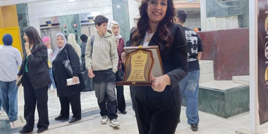 تكريم الزميلة آية حسني كأم مثالية في احتفالية نقابة الصحفيين