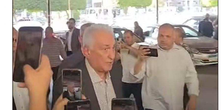 أول الحاضرين.. نقيب المحامين الأسبق يؤدي صلاة الجنازة على مختار نوح (فيديو)