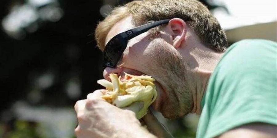 مخاطر تناول الطعام بسرعة وتأثيره على الهضم وزيادة الوزن