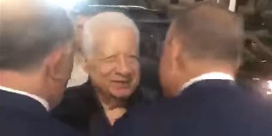 وقف الطريق.. لحظة وصول مرتضى منصور عزاء مختار نوح (فيديو)