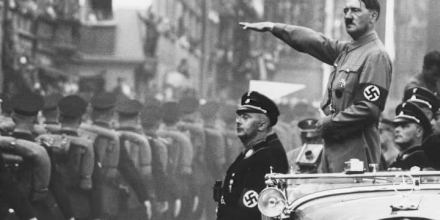 يخاف من القطط ونجا من الاغتيال 40 مرة.. 20 معلومة غريبة عن هتلر