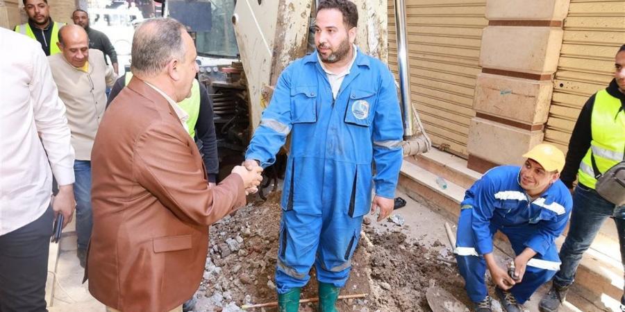 رئيس "مياه الغربية" ومسئولي التشغيل والصيانة يبحثون ميدانيًا شكوى ضعف المياه بميت حبيش