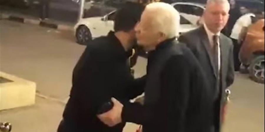 ثروت الخرباوي يستقبل مرتضى منصور بالأحضان فى عزاء مختار نوح (فيديو)