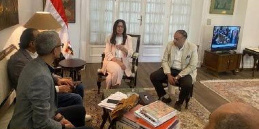 وزيرة الثقافة تبحث أزمة قسم التصوير بأكاديمية الفنون وتؤكد الالتزام بالقانون