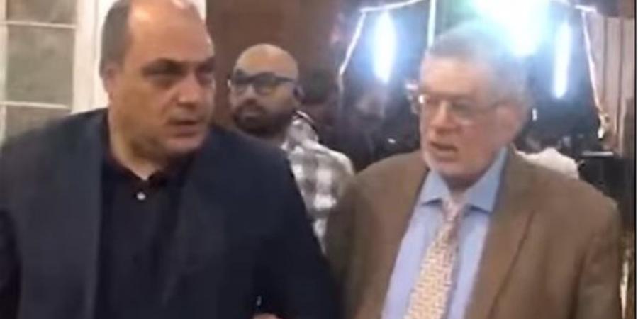 لحظة وصول الدكتور محمد الباز عزاء مختار نوح (فيديو)