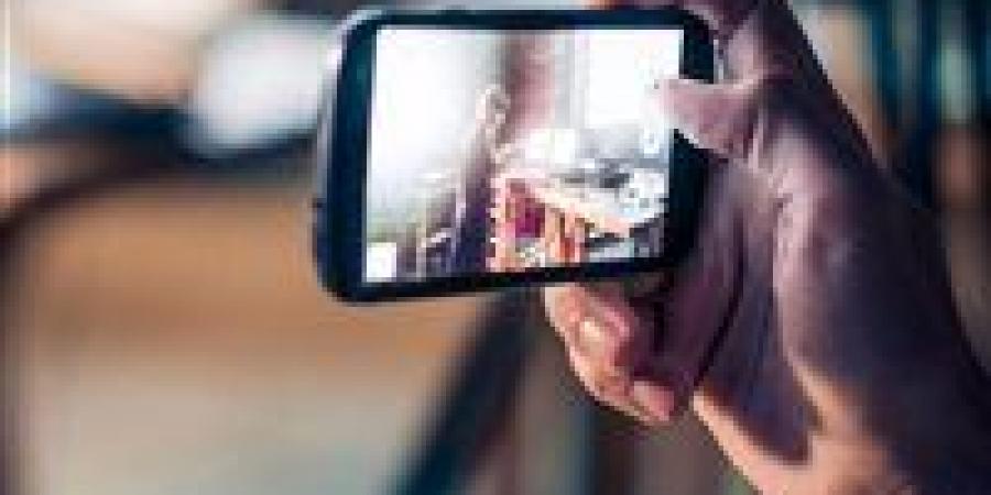 أمين الفتوى: تصوير الناس دون إذنهم ونشره على السوشيال ميديا «حرام شرعًا»