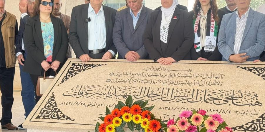 وزيرة العمل الفلسطينية واتحاد عمال نقابات فلسطين يحيون ذكرى شهداء لقمة العيش بضريح ياسر عرفات