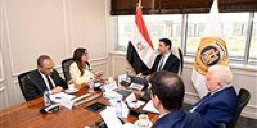 وزير الصناعة يلتقي مسؤولي شركة طاقة عربية لبحث مشروعات الشركة في مجالات توزيع الكهرباء والغاز الطبيعي