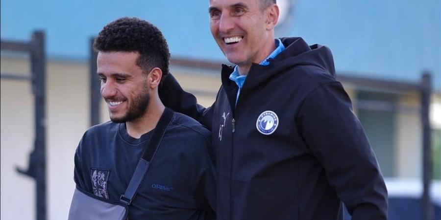 مصطفى فتحى يؤازر لاعبي بيراميدز قبل مواجهة سيراميكا