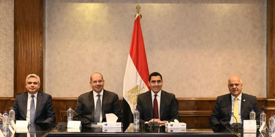 وزير الشباب يبحث مع اللجنة الأولمبية والاتحادات استعدادات "لوس أنجلوس 2028"