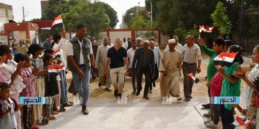محافظ أسوان ينقل لقاءاته الجماهيرية للقرى ويأمر بإعادة طرح إنشاء مستشفى الرمادي