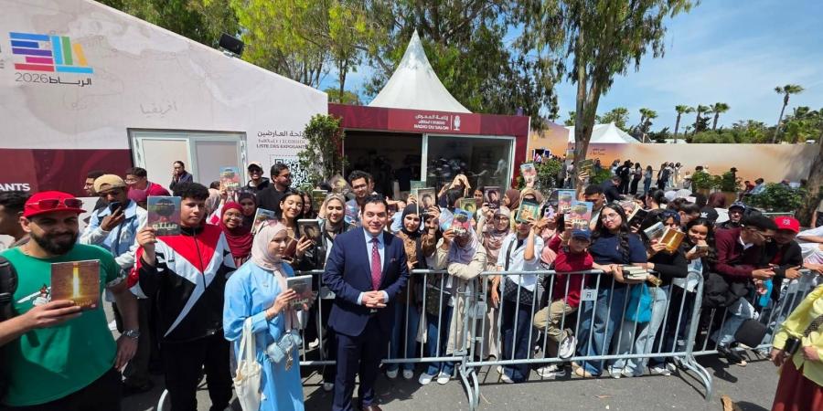 إقبال كثيف على توقيع أعمال عمرو عبد الحميد فى معرض الرباط الدولى للكتاب