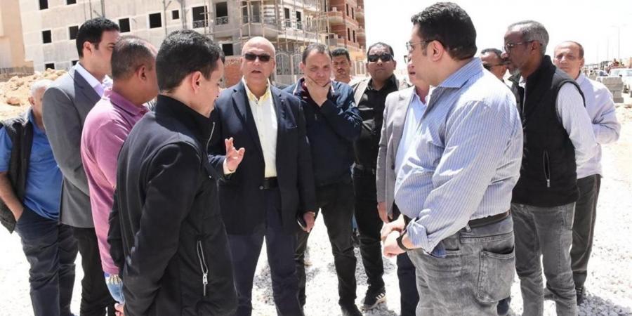 نائب وزيرة الإسكان يتفقد مشروعات المرافق بمدينة القاهرة الجديدة