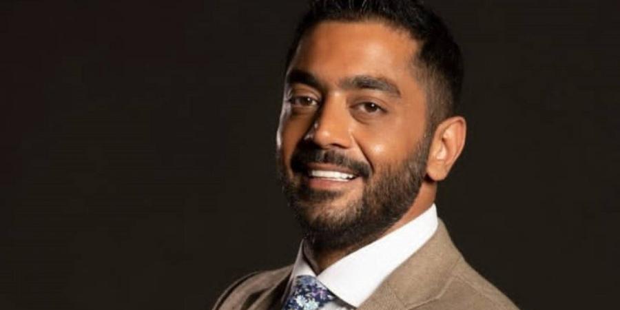 أحمد فلوكس ينشر فيديو طريف مع شبيهه: "سايبلكم النسخة بتاعتي في الغردقة"