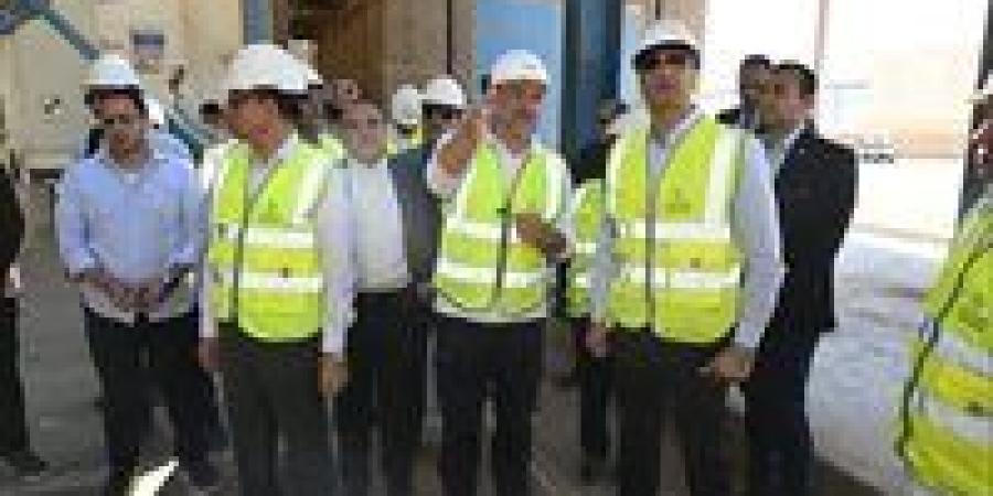 وزير الصناعة يتفقد مجمعًا لصناعة الأسمنت ومصنعين متخصصين في الملابس الجاهزة