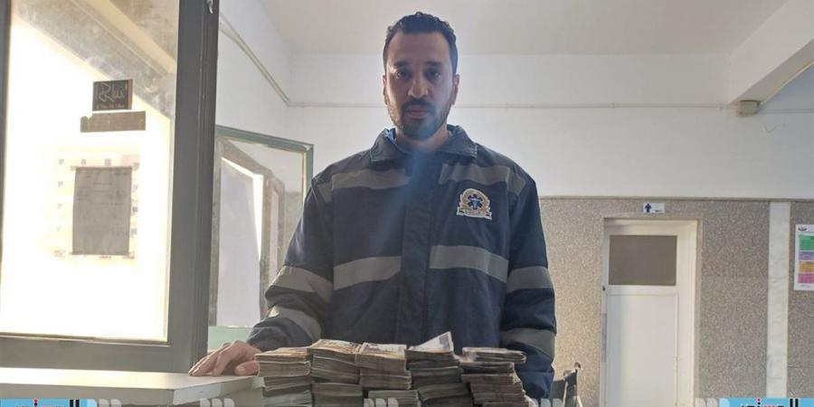 محافظ مطروح يُكرم طاقم إسعاف أعاد 520 ألف جنيه لمصابي حادث «فوكة»