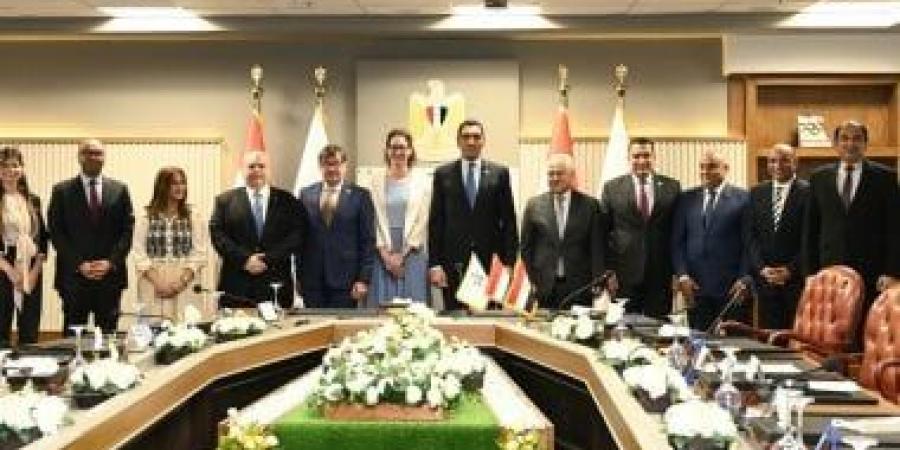 وزير الرياضة يشهد توقيع مذكرة تفاهم بين اللجنة البارالمبية المصرية والمجرية