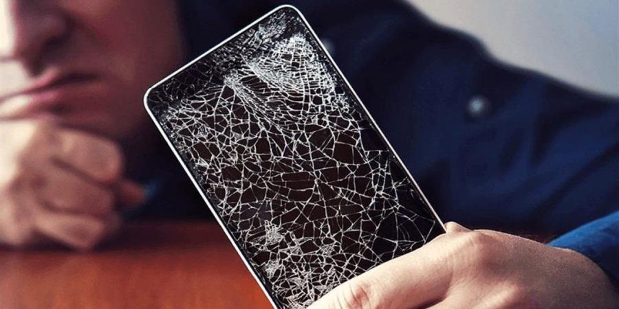 اشتعال البطارية.. احذر من ترك شاشة الهاتف المكسورة دون إصلاح