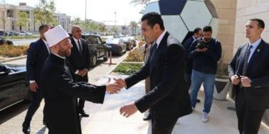 وزير الرياضة: تطوير المنشآت المقامة على أراضى الأوقاف أولوية