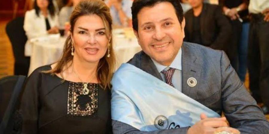 ألقت عليه نظرة الوداع اليوم.. علاقة هاني شاكر وزوجته وسر امتدادها لـ 40 عام