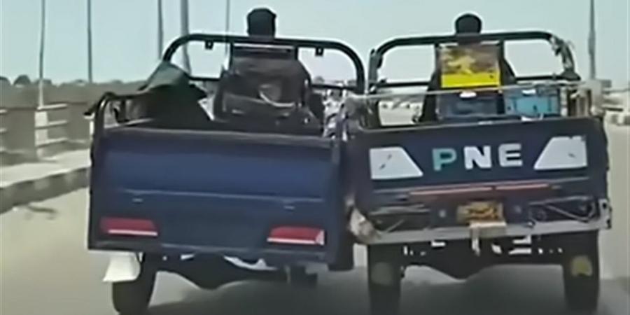 عبقرية سائق موتوسيكل لمساعدة زميله.. استخدم قواعد الفيزياء (فيديو)