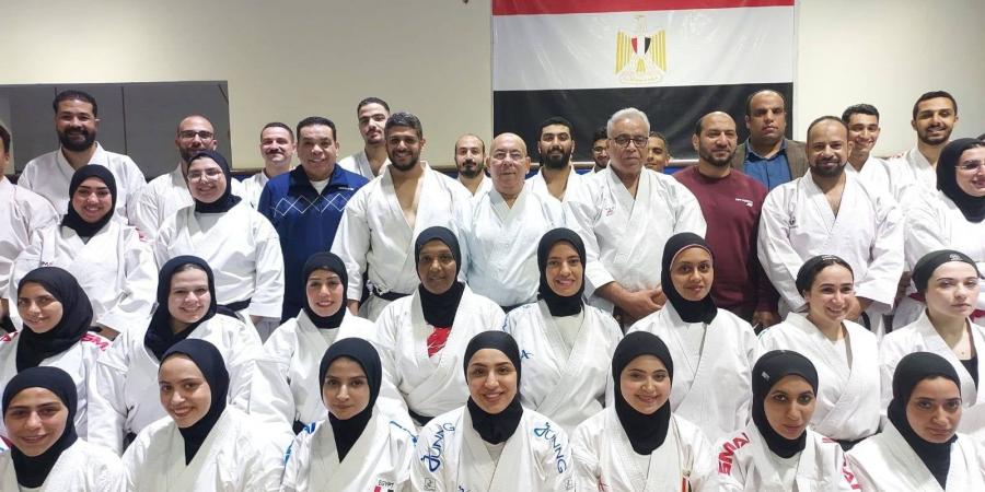 رئيس الكاراتيه يدعم الحكام ويرتدى بدلة اللعبة خلال التدريب العملى بالمركز الاولمبى