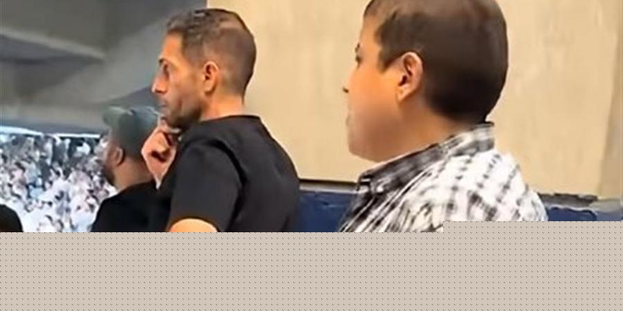 المشجع الغامض يظهر في مدرجات الزمالك.. قالوا عنه مسافر عبر الزمن «فيديو»
