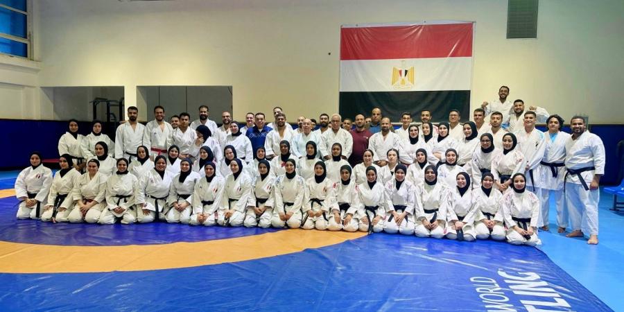 محمد الدهراوي يدعم حكام الكاراتيه ببدلة التدريب بالمركز الأولمبي
