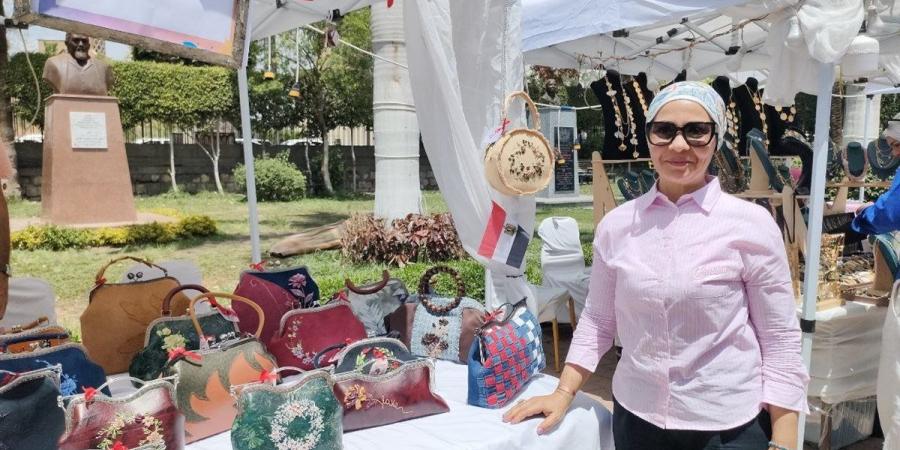 تجمع بين الكلاسيكية والتنوع... "رشا" تبدع بصناعة الحقائب وتطريزها (فيديو)