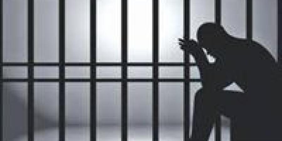 أثناء عرضه على المدير.. طالب يعتدي على مدرس بآلة حادة بالدقهلية