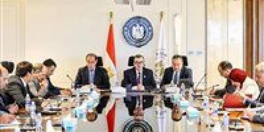 دعم الجامعات وتطوير التعليم العالي.. الحكومة تبحث تمويلًا مستدامًا وربط البحث العلمي بالصناعة