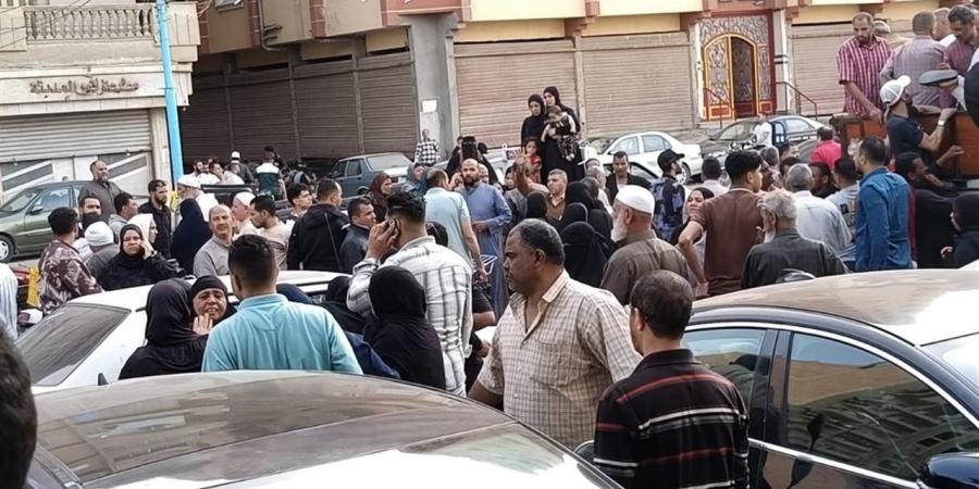 تشييع جثمان نجار لقي مصرعه في حريق شقته بالفيوم وإصابة زوجته و6 من أبنائه