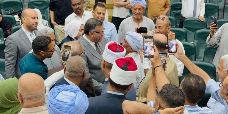 محافظ قنا يسلم جوازات السفر وملابس الإحرام لعدد من حجاج الجمعيات الأهلية