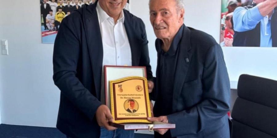 خالد فتحى يكرم الدكتور حسن مصطفى بمناسبة افتتاح المقر الجديد للدولي لليد
