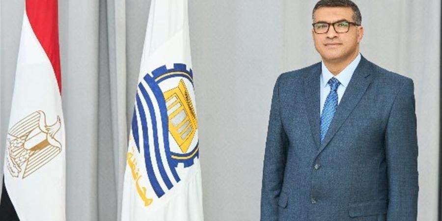 محافظ قنا يسلم جوازات السفر وملابس الإحرام لعدد من حجاج الجمعيات الأهلية
