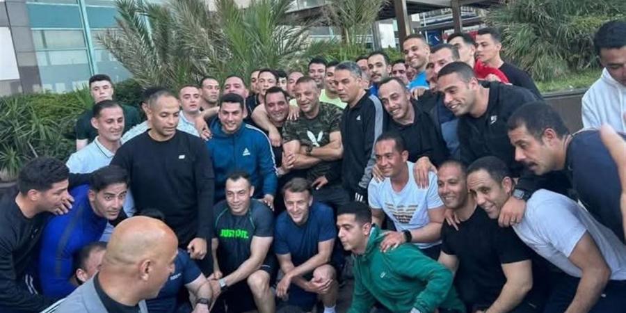ماكرون يلتقط صورًا تذكارية مع شباب وأهالي الإسكندرية