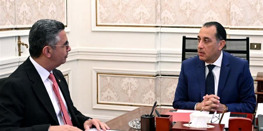 خلال لقائه مدبولي.. وزير التموين يستعرض الجهود المبذولة في مجال التحول الرقمي