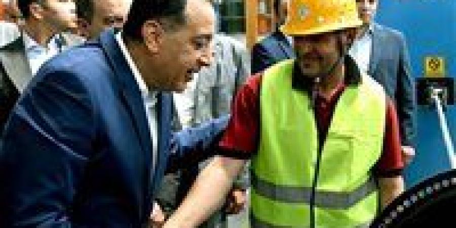 رئيس الوزراء يتفقد مصنع شركة "الوادي للكابلات"