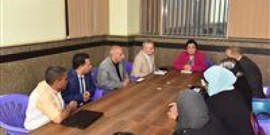 نائب وزير الصحة تجري جولة موسعة بقنا لمتابعة الاستراتيجية السكانية وتطوير الرعاية الصحية
