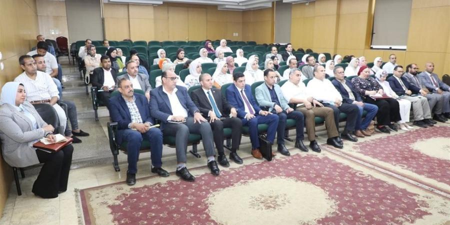 محافظ بني سويف يلتقي حملة الدكتوراه والماجستير من العاملين بالديوان العام والوحدات المحلية