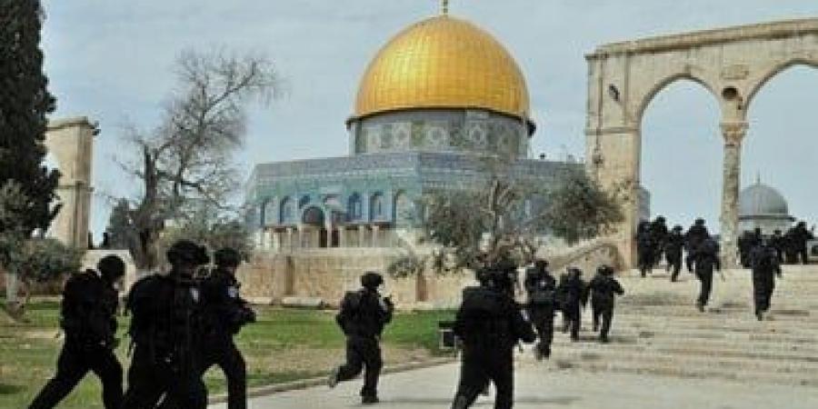 مستوطنون يقتحمون المسجد الأقصى المبارك بحماية شرطة الاحتلال الإسرائيلى