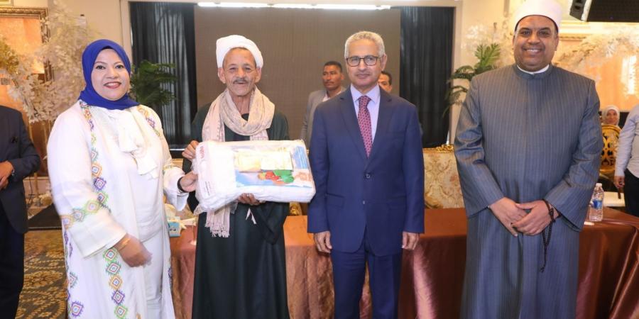 محافظ بني سويف يلتقي حجاج الجمعيات الأهلية قبل سفرهم للأراضي المقدسة.. ويؤكد: الدولة حريصة على توفير كل سبل الراحة لضيوف الرحمن