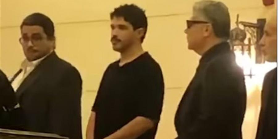 بنظارة سوداء.. نجل الفنان عبد الرحمن أبو زهرة يتلقى واجب عزاء والده (فيديو)
