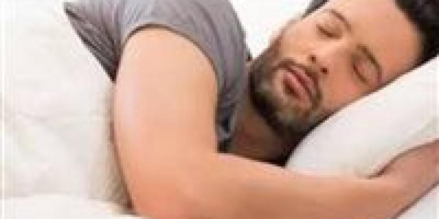 دراسة بريطانية تحذر: وضعية نوم شائعة تفقدك بصرك