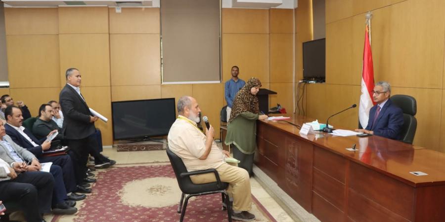 محافظ بني سويف يستمع لشكاوى الأهالي ويوجه بحلول عاجلة لتحسين الخدمات ودعم الحالات الإنسانية