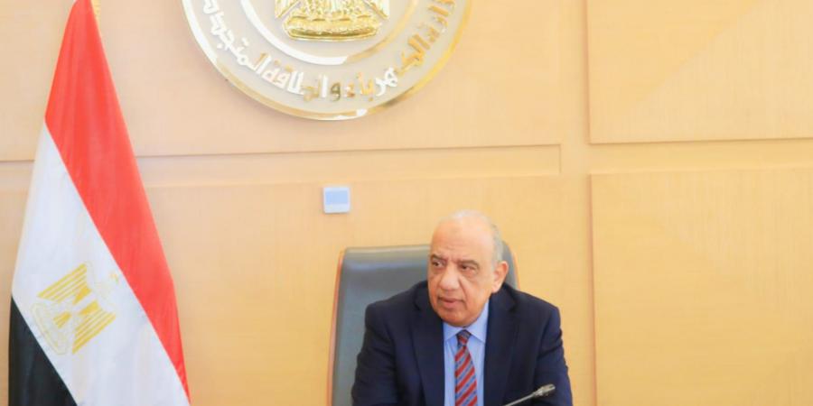 الكهرباء: العمل على دعم وتقوية الشبكة القومية للكهرباء والتطوير والتحديث