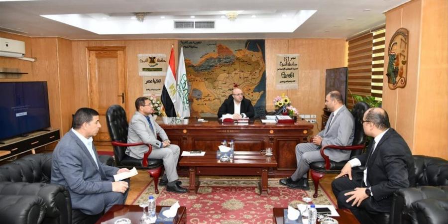 محافظ الفيوم يناقش عددًا من التحديات بقطاع البريد.. ويوجه بحلول عاجلة للتيسير على المواطنين