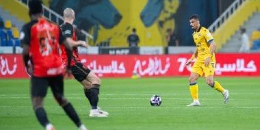 التعاون ينجو من الخسارة بتعادل مثير أمام الرياض في الدوري السعودي
