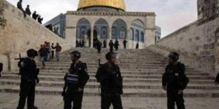عشرات المستوطنين يقتحمون المسجد الأقصى بحماية من قوات الاحتلال الإسرائيلي