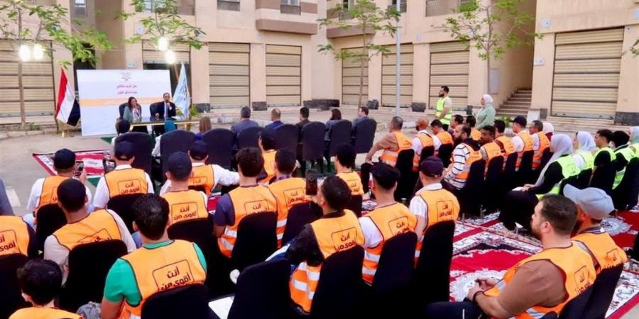 عمر عثمان يجرى حوارًا مع متعافين من الإدمان
